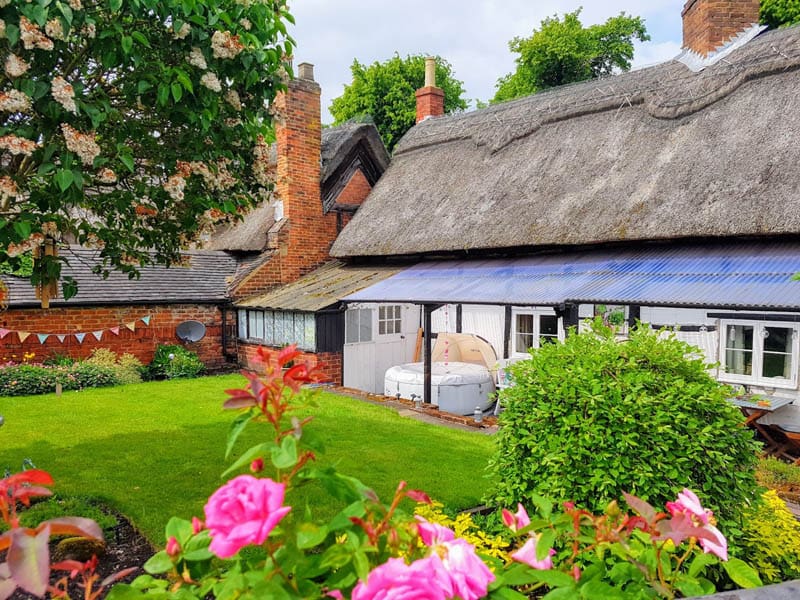 Vacuum glazed sash windows in a thatched cottage in Derbyshire